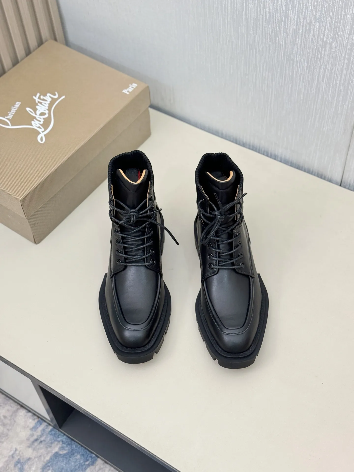 [CL～High-end men’s red-soled shoes] Top P: 940💰. Size: 39-44 (38.45.46 can be customized) 🆑Top original purchase agent Imported open-edge bead fabric and water-dyed cowhide inside 🉑️ Imported TPU rubber sole, wear-resistant and non-slip, full of European style.